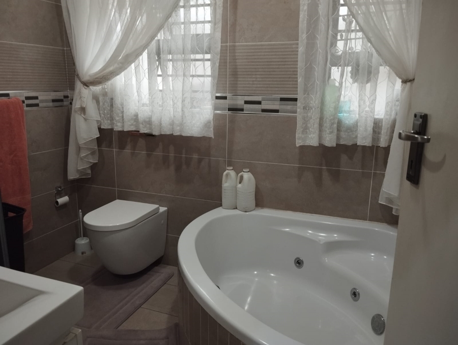 4 Bedroom Property for Sale in Grimbeeck Park North West